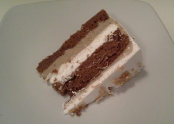 Torta od kestena: Neodoljivo slatko bez glutena Kesten torta na tanjuru Kesten torta na tanjuru