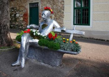 FloraArt 2016: Cvijeće, sadnice, koncerti i igraonice za djecu Matos Floraart Matoš na klupi, Floraart