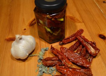 Sušene rajčice u staklenki s maslinovim uljem i začinima