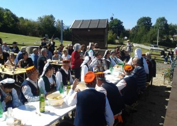 LIČKI KRUMPIR: Na fešti u Lovincu izbor najboljeg za pole Dan lickog krumpira 2016 u Lovincu Dan ličkog krumpira 2016 u Lovincu