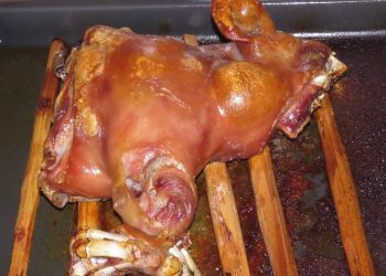 Odojak iz pećnice, sočan i hrskave kožice kao s ražnja (FOTO) Nakon 3 sata peceni odojak Nakon 3 sata pečeni odojak