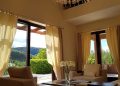 Vila u Samoboru: Luksuzno ladanje u starinskom voćnjaku Dnevni boravak s lusterom i pogledom na zelenilo Dnevni boravak s lusterom i pogledom na zelenilo