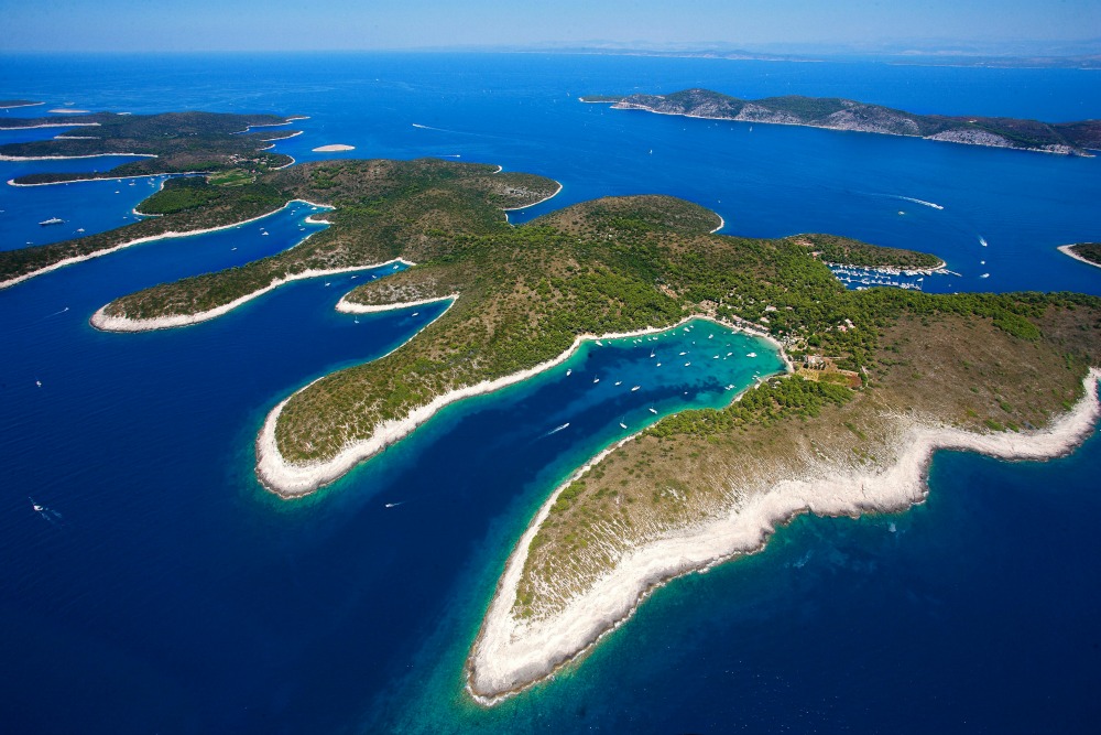 Ljetni nautički vodič Jadranom – 10 top destinacija za zabavu 6.Palmizana TZ Hvar i Suncani Hvar2 1