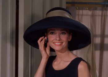 Vintage moda– suho zlato iz maminog ormara Audrey Hepburn Dorucak kod Tiffanyja Audrey Hepburn u sjajnom šeširu u filmu "Doručak kod Tiffanyija"