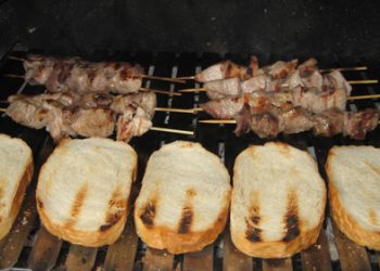 Kako postupati s hranom za vrijeme velikih vrućina Raznjici su peceni Ražnjići su pečeni, uz prepečene šnite kruha