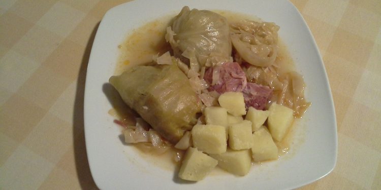 Sarma sa sušenim mesom i kuhanim krumpirom