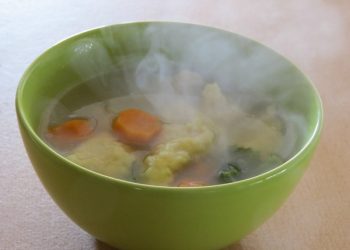 PILEĆA JUHA: Grije, snaži i liječi Vruca juha Vruća pileća juha