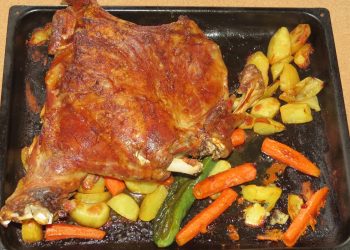 JANJETINA: Iz pećnice, a ukusna kao ispod peke Dobro pecena janjetina s povrcem Dobro pečena janjetina s povrćem