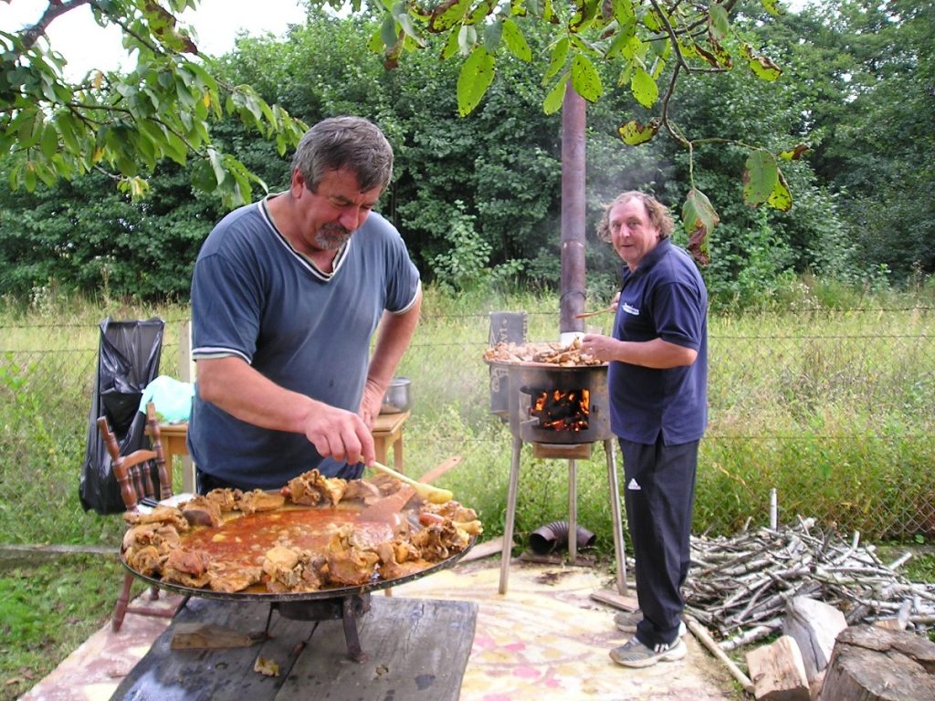 Dragec i Božo svaki sa svojim tanjurom za kotlovinu