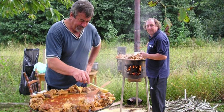 Dragec i Božo svaki sa svojim tanjurom za kotlovinu