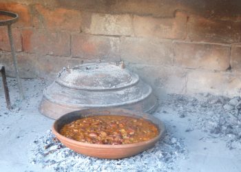 RUČAK IZ ŠUME: Gljivarski grah pod pekom Gljivarski grah pod pekom Gljivarski grah pod pekom