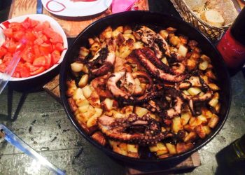 Hobotnica s krumpirima - recept za peku i pećnicu Hobotnica ispod peke Astrid Werbolle Hobotnica ispod peke