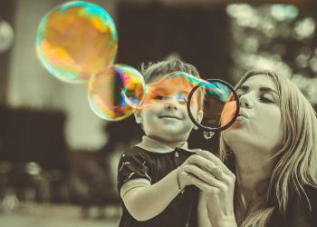 Majka i sin pušu mjehuriće od sapunice