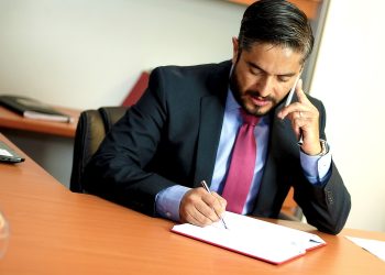 POSLOVNI BONTON: Kako se pristojno javljati na službeni telefon, kako zvati? Muskarac u uredu telefonira Pixabay Muškarac u uredu telefonira