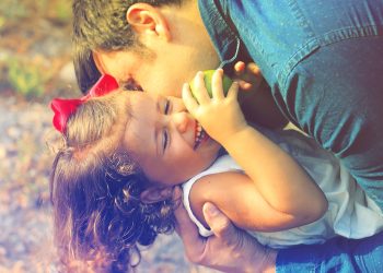 Otac s kćerkom se igra