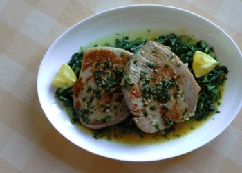 Tuna odresci marinirani u soku naranče i limuna Tuna odresci u marinadi od soka narance i limuna s blitvom Tuna odresci u marinadi od soka naranče i limuna s blitvom