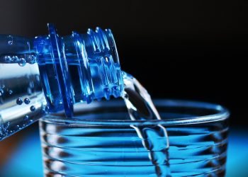 Koliko vode treba piti dnevno? Koji su štetni učinci kad se pije previše vode? Voda za pice iz boce Pixabay Voda za piće iz boce