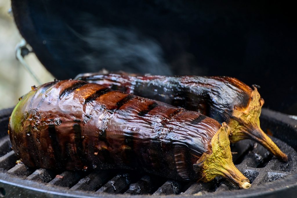 Patlidžani se peku na roštilju za baba ganoush