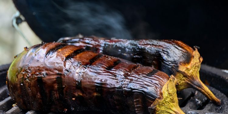 Patlidžani se peku na roštilju za baba ganoush