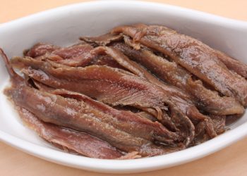 SLANI INĆUNI: Postupak usoljavanja, filetiranje, čuvanje u maslinovom ulju incuni slani u tarnjuru iStock Slani inćuni, fileti u tanjuru s uljem