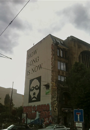 Berlin, Haus Tachels natpis: "how long is now"