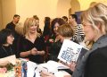Buljan Flander potpisuje knjige Znanost i umjetnost odgoja na promociji u Zagrebu