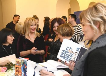 Knjiga Znanost i umjetnost odgoja: "Stručno, relevantno, znanstveno, enciklopedija ljubavi..." Buljan Flande potpisuje knjige Znanost i umjetnost odgoja na promociji u Zagrebu Buljan Flander potpisuje knjige Znanost i umjetnost odgoja na promociji u Zagrebu