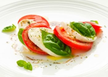 Osvježavajuća ljetna salata Caprese - izvorni recept Caprese salata Caprese salata