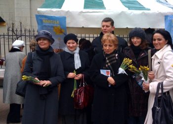 BESPLATNI PRIRUČNIK: Najvažnija pitanja i odgovori ako imate rak dojke Dan narcisa Vesna Vesna Andrijević Matovac na Danu narcisa 2009. na Cvjetnom trgu u Zagrebu, snimljena s članicama udruge i tadašnjim članovima Vlade: premijerkom Jadrankom Kosor i ministrima Jasenom Mesićem i Biancom Matković