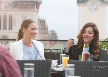 Podržite spot HTZ-a „Ambasadori hrvatskog turizma“ HTZ spot Zrinka Cvitesic na kavi kod katedrale u Zagrebu HTZ spot, Zrinka Cvitešić na kavi kod katedrale u Zagrebu