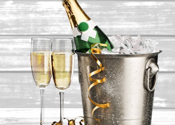 Šampanjac u 11 najboljih koktela: Bellini, Mimosa, Hugo, Air Mail, French 75, Atomic, Margarita, Spritz… Hladenje sampanja u posudi s ledom i vodom Hlađenje šampanjca/pjenušca u posudi s ledom i vodom