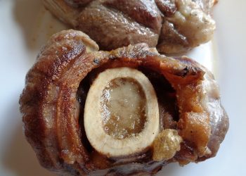 OSSO BUCCO: Talijanski specijalitet na jednostavan način Lijepo przen odrezak telece koljenice za osso bucco Snimila Snjezana Ivic Gerovac Lijepo pržen odrezak teleće koljenice za osso bucco