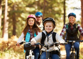 Prometna pravila za bicikl: Tko mora nositi kacigu, djeca na biciklu, noćna vožnja... Obitelj na izletu biciklima iStock Obitelj na izletu biciklima