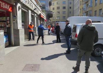 ZAGREBAČKA APOKALIPSA (2): Od potresa jedino je gora wuhanska groznica Potres i korona Zagreb Dezinfekcija ruku i kontroliran ulaz na Dolac Potres i korona Zagreb Dezinfekcija ruku i kontroliran ulaz na Dolac