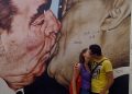 Berlin, mural s poljupcem na Berlinskom zidu