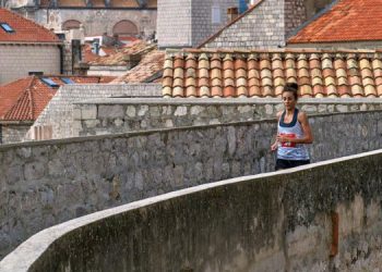 DUBROVNIK: Polumaraton i 100 trkača na zidinama dubrovnik zidine utrka Dubrovnik polumaraton na zidinama