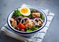 ŠKOLA KUHANJA ZA POČETNIKE: Tvrdo kuhana jaja u 8 finih recepata za salate, paštetu i sendvič Salata s tvrdo kuhanim jajem i tunom iStock Salata s tvrdo kuhanim jajem i tunom Foto: iStock