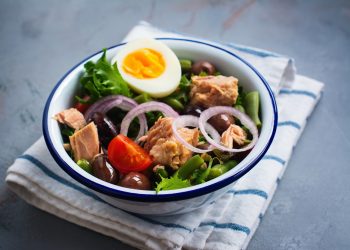 ŠKOLA KUHANJA ZA POČETNIKE: Tvrdo kuhana jaja u 8 finih recepata za salate, paštetu i sendvič Salata s tvrdo kuhanim jajem i tunom iStock Salata s tvrdo kuhanim jajem i tunom Foto: iStock