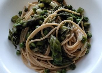 Integralne špagete sa šparogama, graškom i mladim lukom