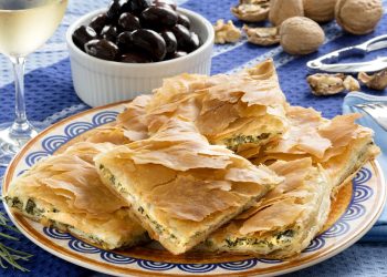 SPANAKOPITA: Grčka pita od špinata, koprive ili blitve i feta sira Spanakopita narezana Foto iStock Spanakopita, grčka pita od špinata i feta sira, narezana