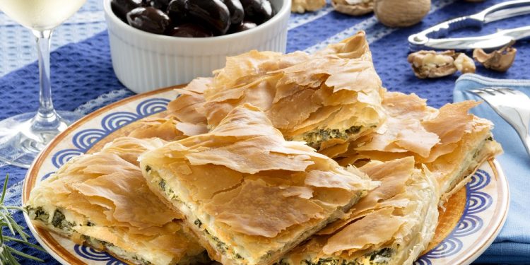 Spanakopita, grčka pita od špinata i feta sira, narezana