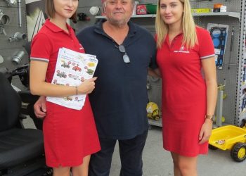 GUDOVAC 2022: Lijepe, ljubazne i pametne gudovačke hostese i bezveznjak koji psuje kišu Karla Elizaveta i sarmer staroga kova Sajamske hostese Karla, Elizabeta i šarmer staroga kova Ivek Vojvodić na sajmu Gudovac 2022