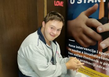 INKLUZIJA OSOBA S DOWN SINDROMOM (2): „Rana intervencija neophodna je za uključivanje djece s Down sindromom u redovne škole“ Jedan od korisnik u projektu Pomozi mi u startu Jedan od korisnika projekta Pomozi mi u startu