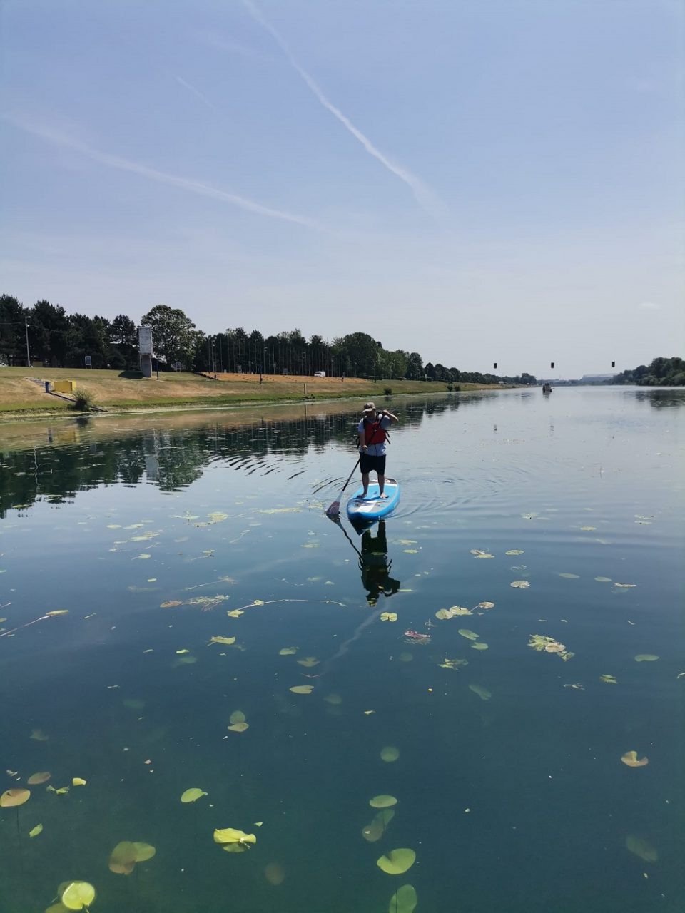 Karlo vesla na dasci na Jarunu u projektu Pomozi mi na startu