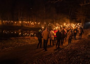 DOČEK NOVE GODINE 2023 U FUŽINAMA: Šetnja pod bakljama, doček Nove u podne, kobasice uz logorsku vatru, dječja zabava Novogodisnja setnja uz baklje do spilje Vrelo Novogodišnja šetnja uz baklje do špilje Vrelo