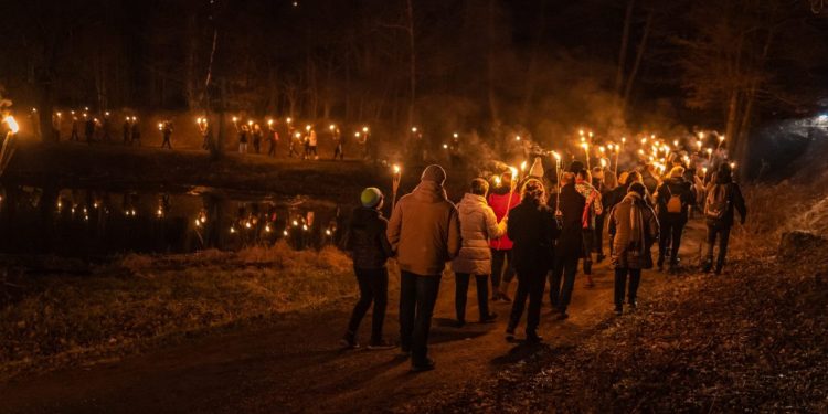 Novogodišnja šetnja uz baklje do špilje Vrelo