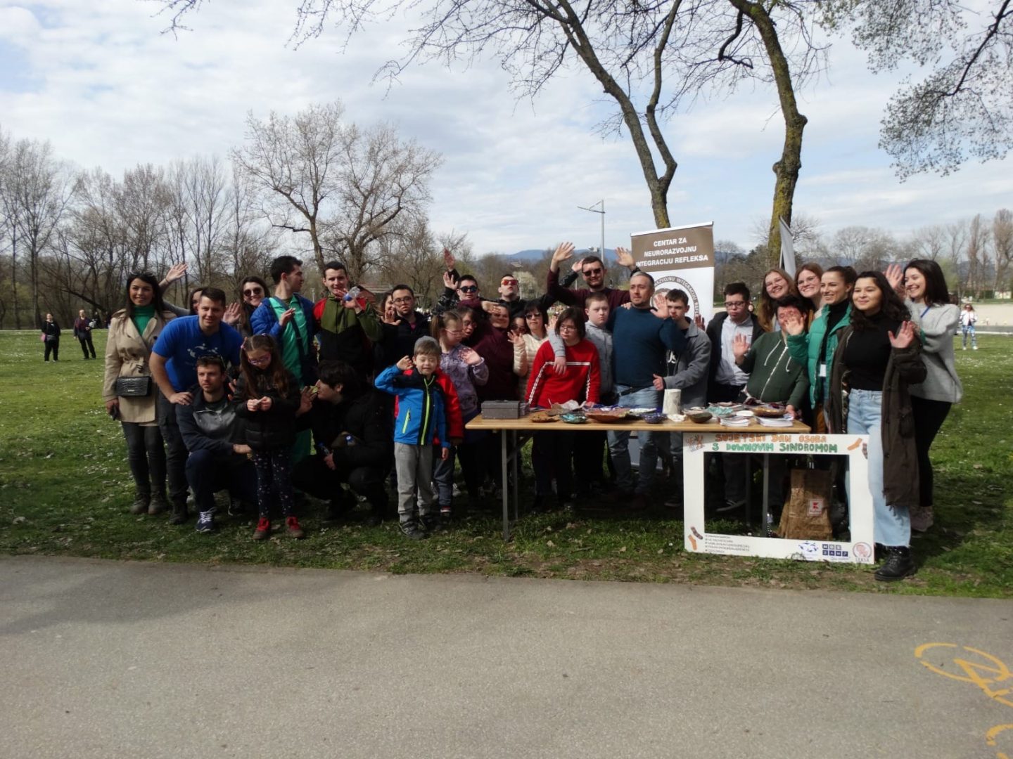 Edukacijski rehabilitator Aleksandar Karanfiloski i članovi udruge Centar za neurorazvojnu integraciju refleksa na obilježavanju Svjetskog dana Down sindroma 21. 3. 2023. na Bundeku u Zagrebu