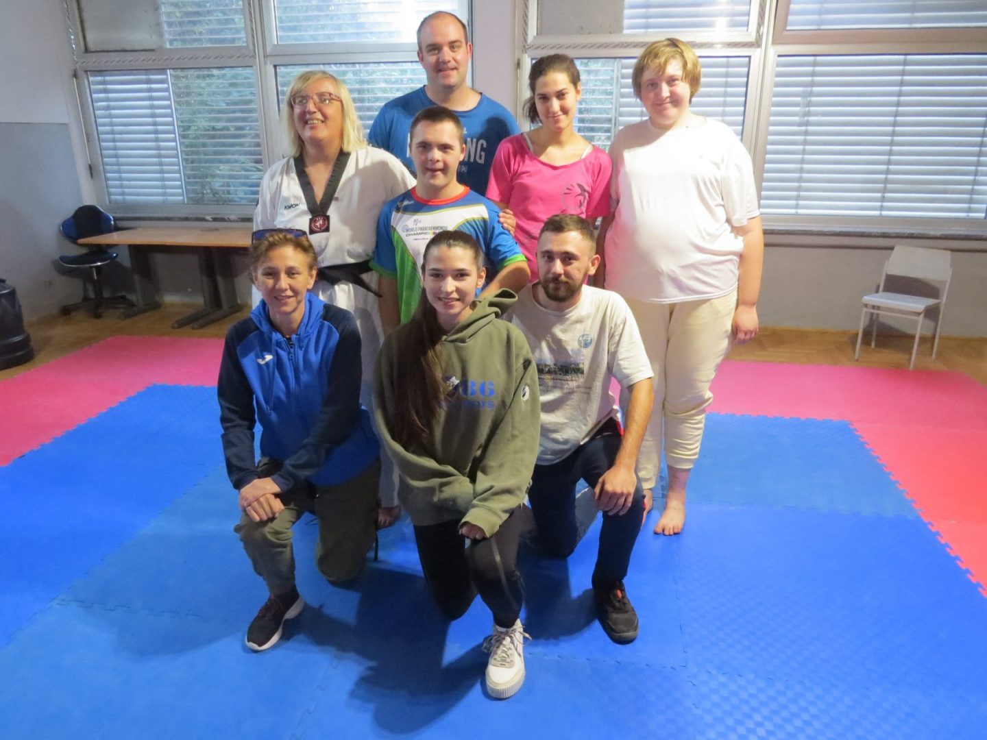 Na treningu u dvorani Hrvatskog parataekwondo saveza: Gore:Biserka Sambol, Viktor Frane Gligo, Karla Lukač, Božica Hladik
U sredini:Roko Boduljak
Dolje treneri: Martina Peranović, Viktorija Mihalić, Matija Soro