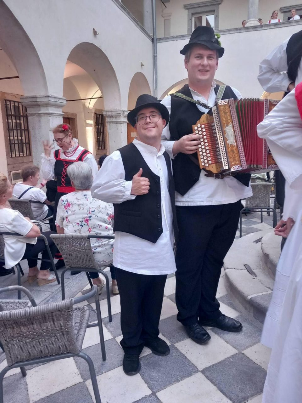 Adam je član Folklorne skupine Delnice. Ovo je snimka s puta u Ljubljanu