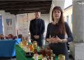 Lidija Svečnjak - vodeća znanstvenica u području istraživanja patvorenja pčelinjeg voska Lidija Svecnjak govori o vrstama meda za medije na dogadanju Zeleno plava pcelarska orijentacija u Kastvujpg Doc. dr. Lidija Svečnjak govori o kvaliteti meda na 4. Plavo zelenoj pčelarskoj orijentaciji u Kastvu 2022. godine / Izvor: Screenshot YouTube - Torpedo Media